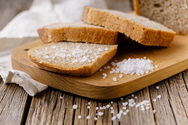 Vers gebakken gesneden roggebrood op houten snijplank