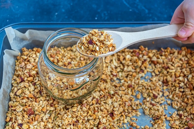 Vers gebakken granola, muesli van havervlokken