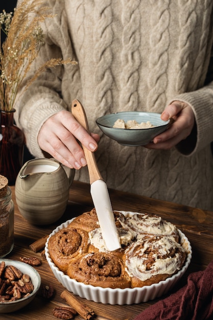 Vers gebakken handgemaakte kaneelbroodjes