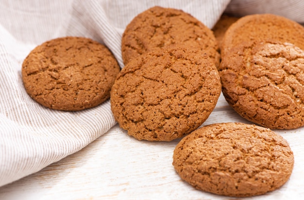 Vers gebakken havermoutkoekjes op rustieke houten achtergrond.