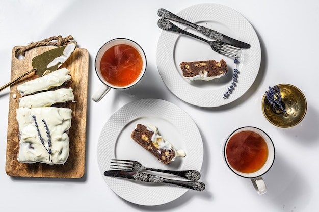 Vers gebakken heerlijk bananenbrood met walnoten en chocolade