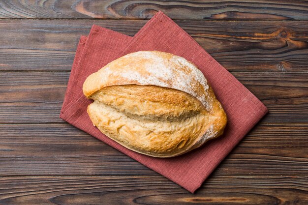 Vers gebakken heerlijk Frans brood met servet op rustieke tafelbladweergave Gezond witbroodbrood