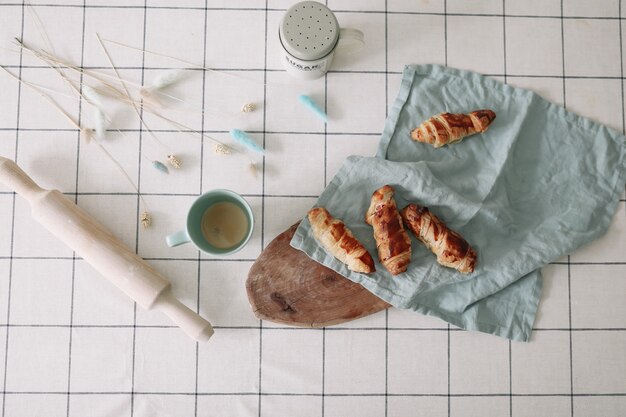 Vers gebakken huisgemaakt gebak op keukentafel ontbijt met koffie en broodjes