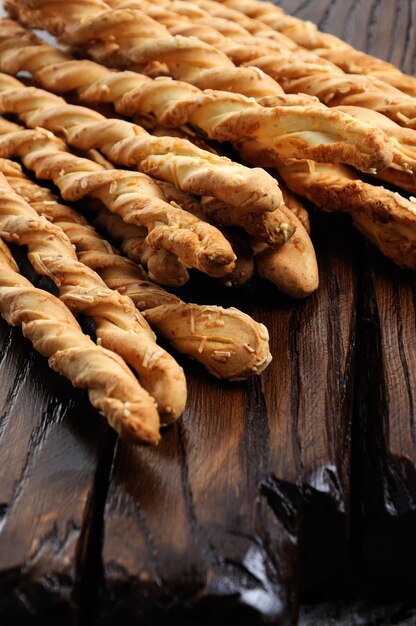 Vers gebakken Italiaanse Breadsticks met Parmezaanse kaas (Grissini) op een houten tafel