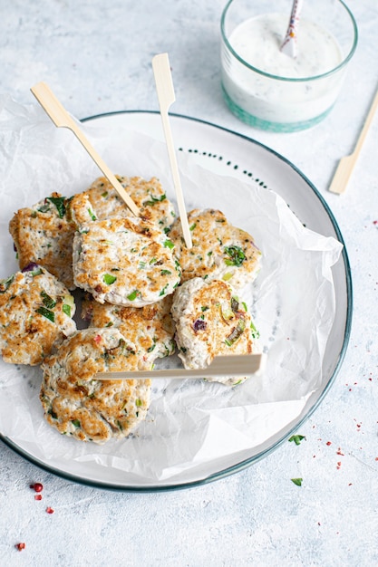 Vers gebakken kalkoencakes met kruiden