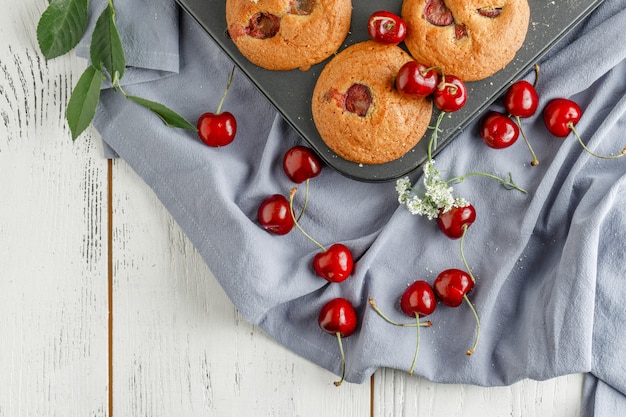 Vers gebakken kersen muffins met verse bessen