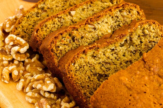 Vers gebakken klassiek bananenbrood met walnoten en bananen.