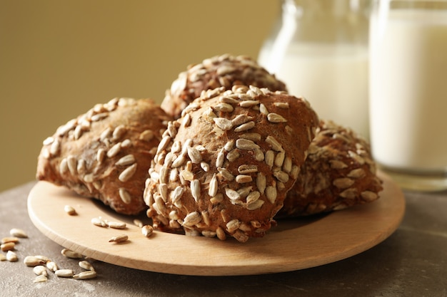 Vers gebakken knoflookbroodjes en melk