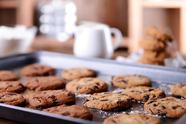 Vers gebakken koekjes op dienblad