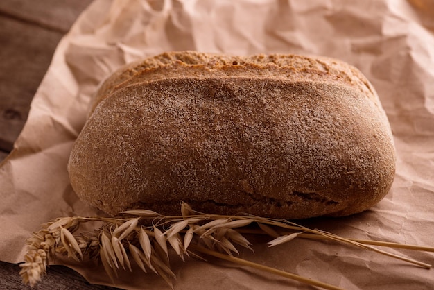 Vers gebakken krokant brood op een oude rustieke houten tafel stokbrood bakkerij voedsel achtergrond