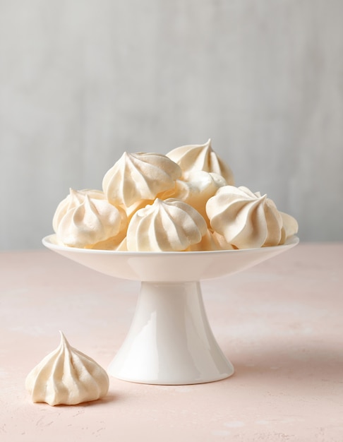 Vers gebakken meringue koekjes op taartplateau