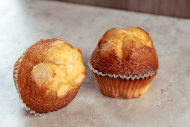 Foto vers gebakken mini muffins op een rustieke tafel