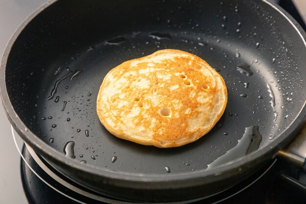 Vers gebakken pannenkoek op een vette pan