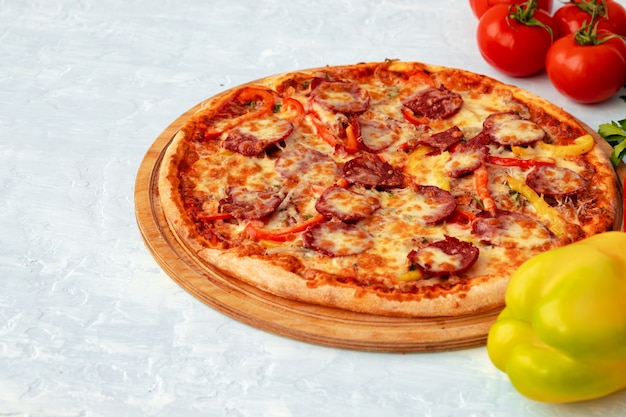 Vers gebakken pizza op tafel close-up