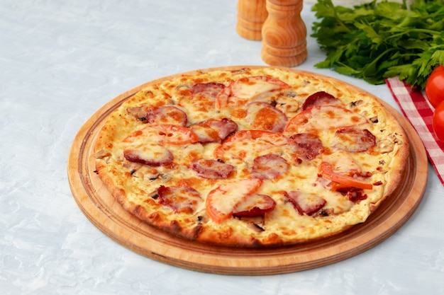 Vers gebakken pizza op tafel close-up