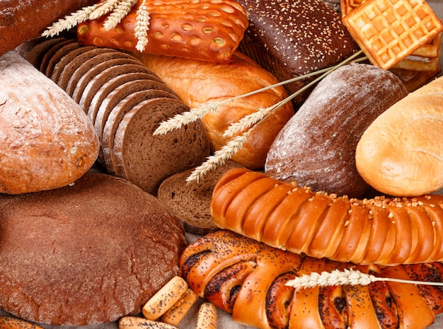 Vers gebakken rogge en tarwebrood op de tafel