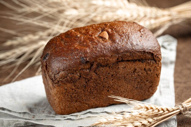 Vers gebakken roggebrood met gedroogd fruit en noten