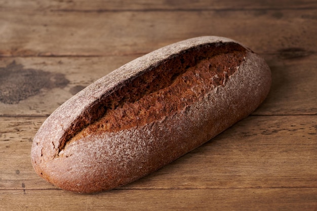 Vers gebakken roggebrood op een houten bord Houten achtergrond