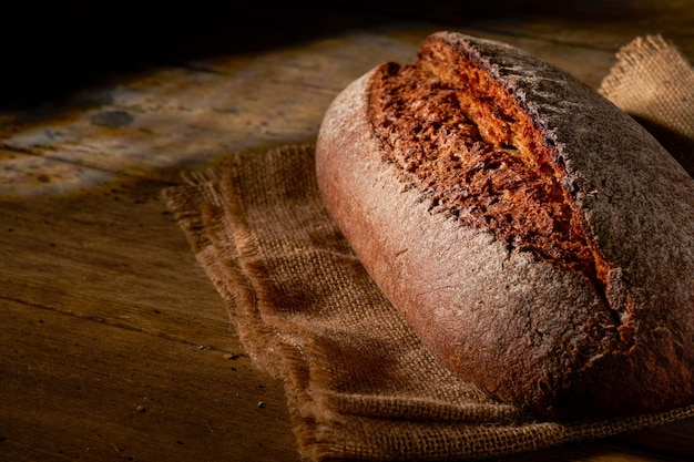 Vers gebakken roggebrood op een houten bord houten achtergrond