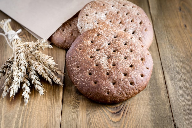 Vers gebakken roggebrood op houten tafel Zelfgebakken brood