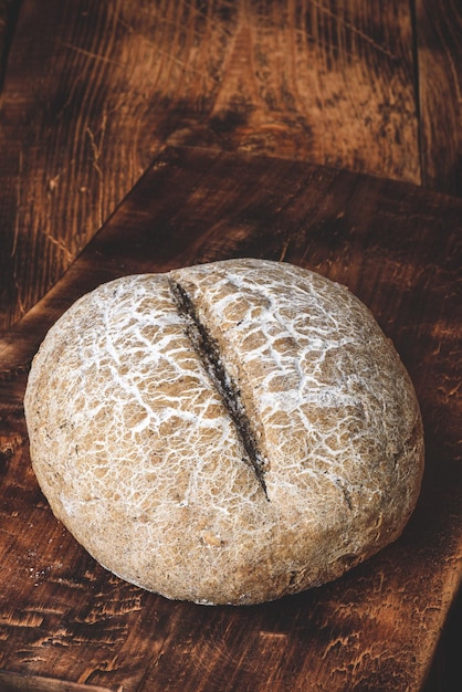 Vers gebakken roggebrood op snijplank