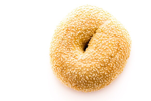 Vers gebakken sesamzaad bagel.