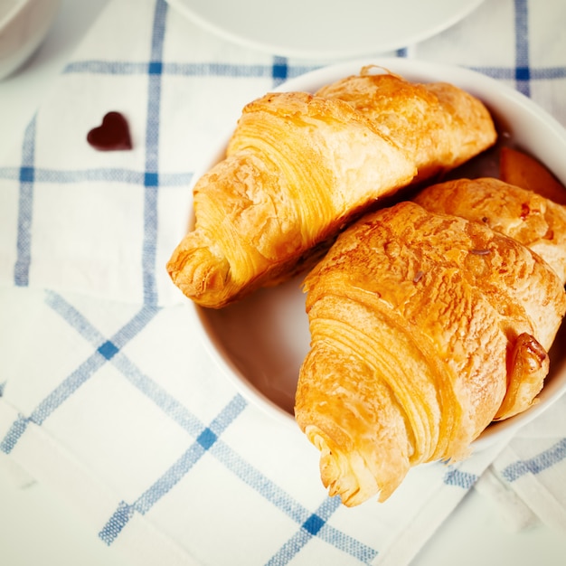 Vers gebakken smakelijk croissant