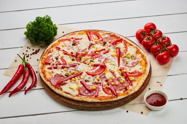 Vers gebakken smakelijke pepperoni pizza met salami mozzarella kaas maïs en peper geserveerd op houten achtergrond met tomatensaus en kruiden Voedsel levering concept Restaurant menu