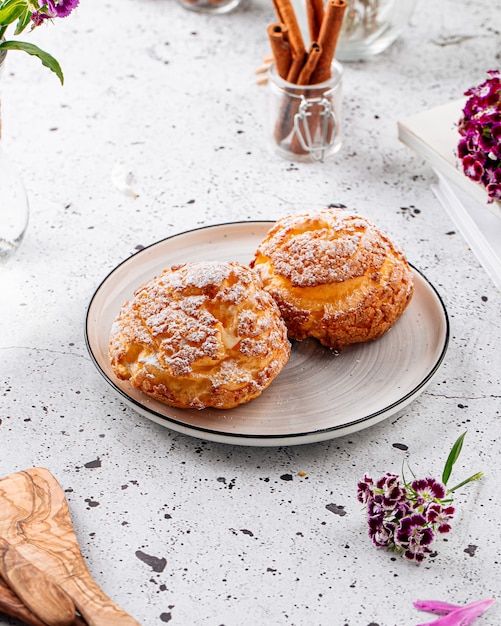 Vers gebakken soezenkoekjes met suiker