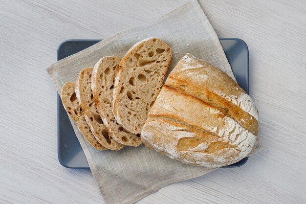 Vers gebakken tartinbrood in plakjes gesneden op een bord