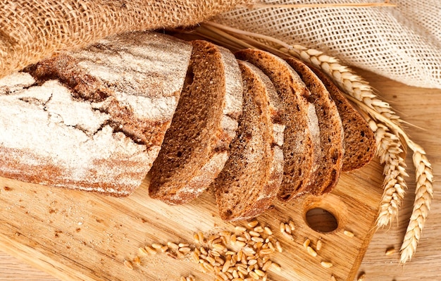 Vers gebakken traditioneel brood en tarwe