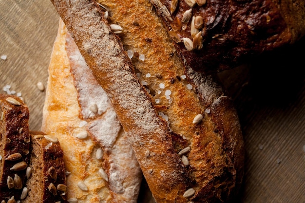 Vers gebakken traditioneel brood met zonnebloempitten op houten tafel vers stokbrood met zout