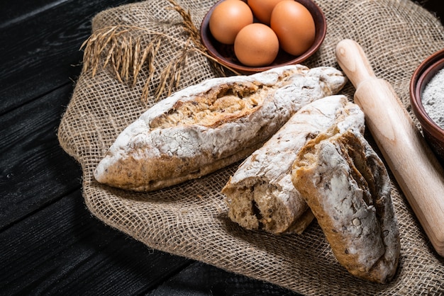 Vers gebakken traditioneel brood op houten tafel