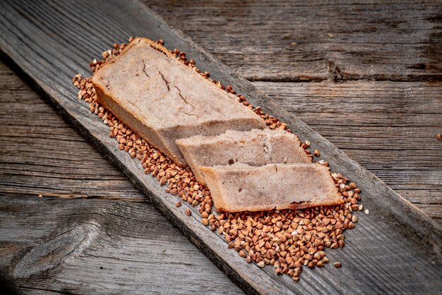 Vers gebakken traditionele brood op houten tafel