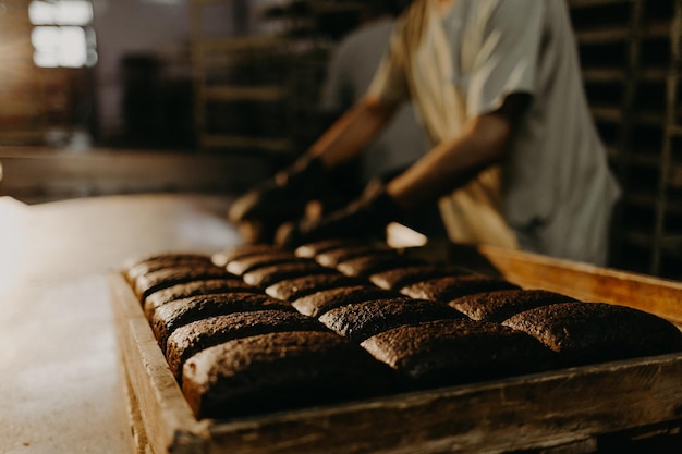 Vers gebakken traditionele brood op houten tafel