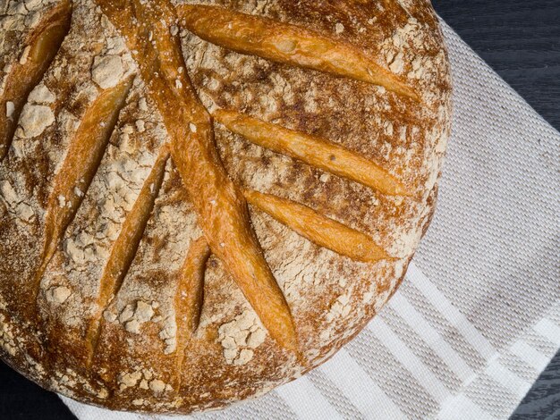 Vers gebakken traditionele brood op houten tafel