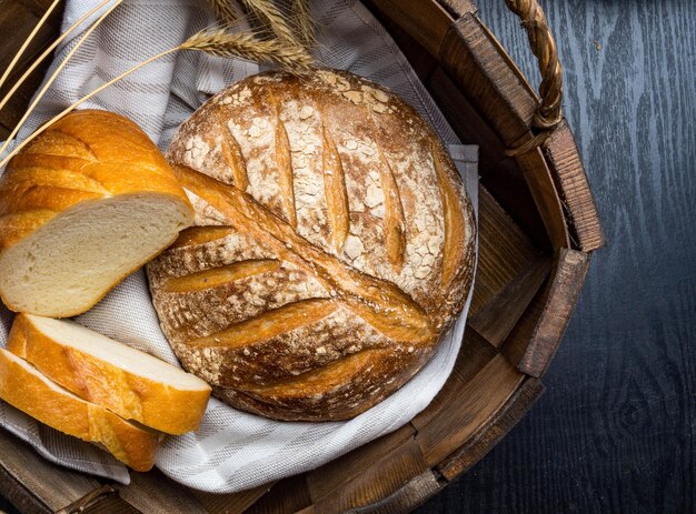 Vers gebakken traditionele brood op houten tafel