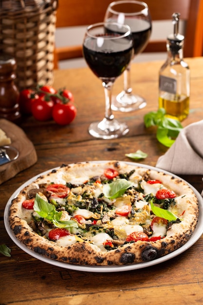 Vers gebakken vegetarische Napolitaanse pizza met paddenstoelen en artisjokken