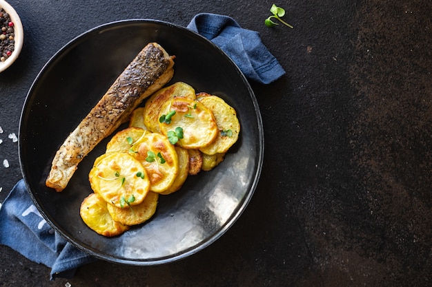 Vers gebakken vis en aardappelschijfjes garneren zeevruchtenomega