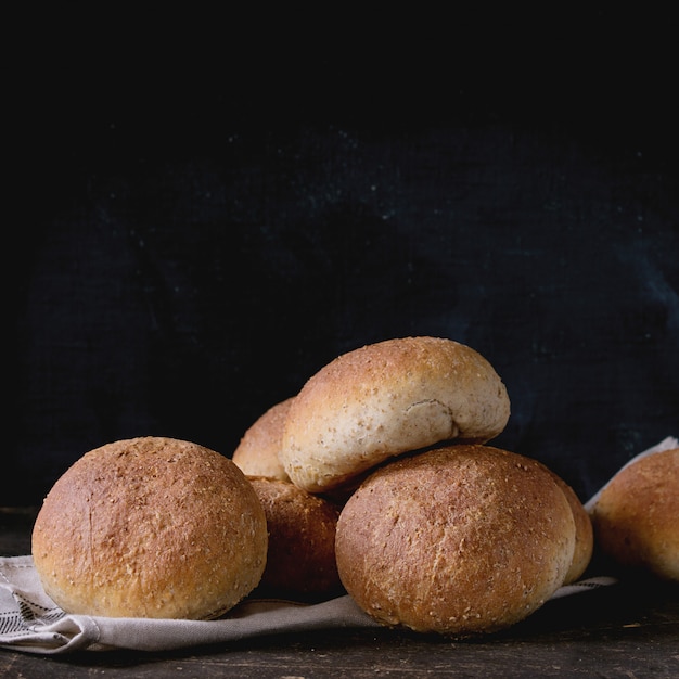 Vers gebakken volkoren broodjes