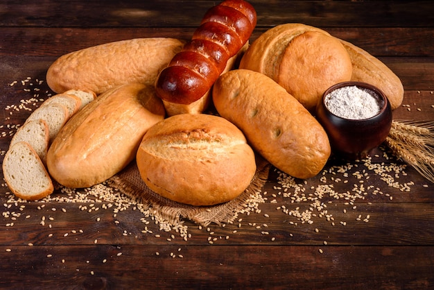 Foto vers gebakken wit brood op een bruin beton