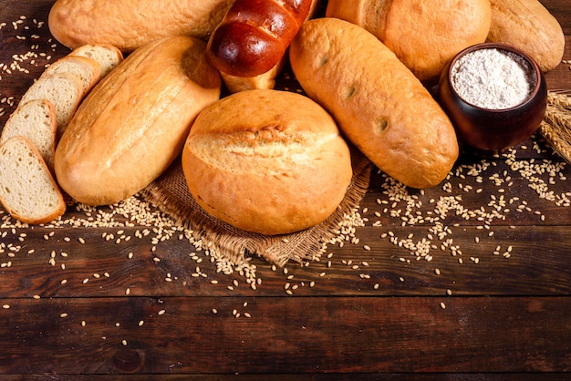 Vers gebakken wit brood op een bruin beton