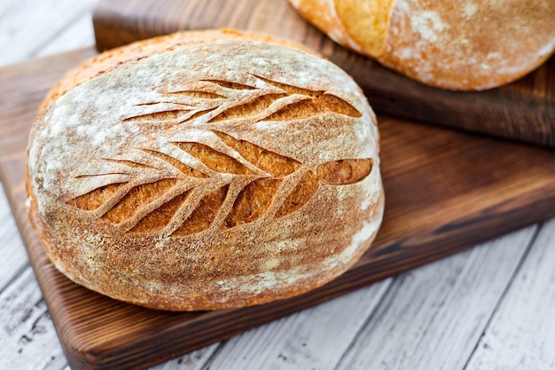 Vers gebakken zelfgebakken tarwebrood op een houten ondergrond