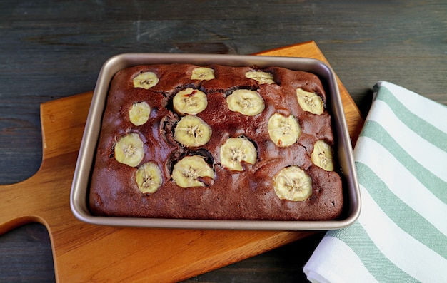 Vers gebakken zelfgemaakte bananencake met pure chocolade op de keukentafel