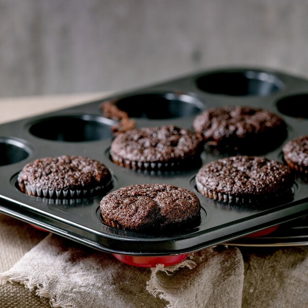 Vers gebakken zelfgemaakte chocolade cupcakes muffins in vorm