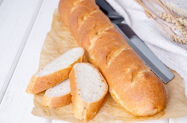 Vers gebakken zelfgemaakte Franse stokbrood met een bruine korst op papier