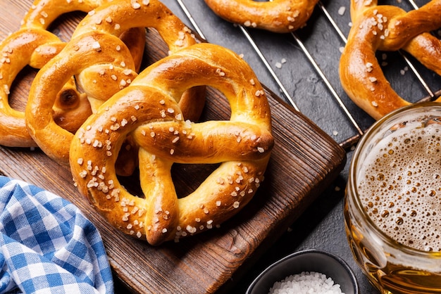 Foto vers gebakken zelfgemaakte pretzels en bier