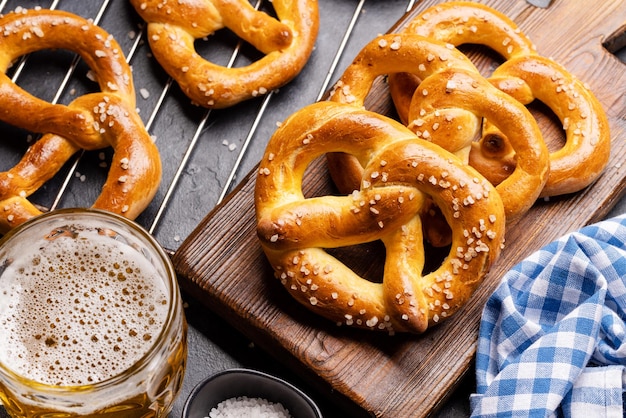 Vers gebakken zelfgemaakte pretzels en bier