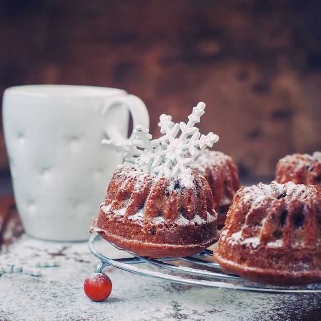 Foto vers gebakken zoete cake met poedersuiker. afgezwakt