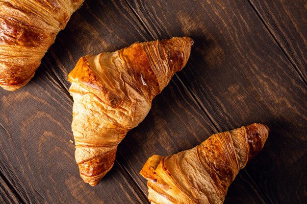 Vers gebakken zoete croissants